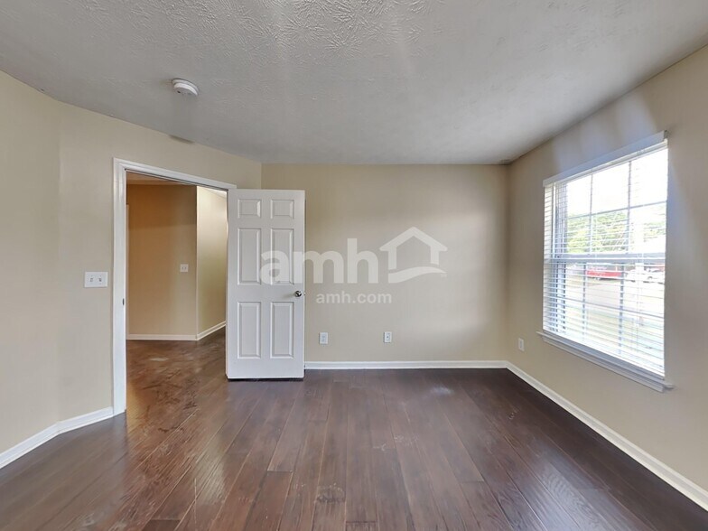Building Photo - 586 Hollerman Ln