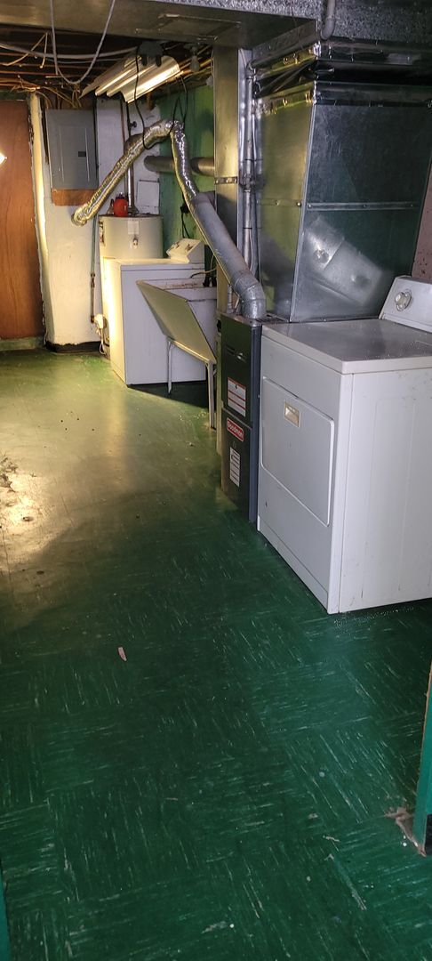 Building Photo - Large Home - Northeast