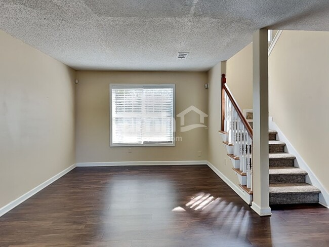 Building Photo - 1319 Vine Cir