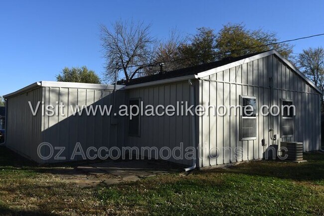 Building Photo - 3310 Iroquois Ln