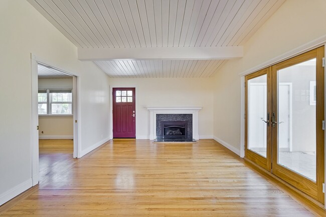 Building Photo - Beautifully Remodeled Home in Prime Cambri...
