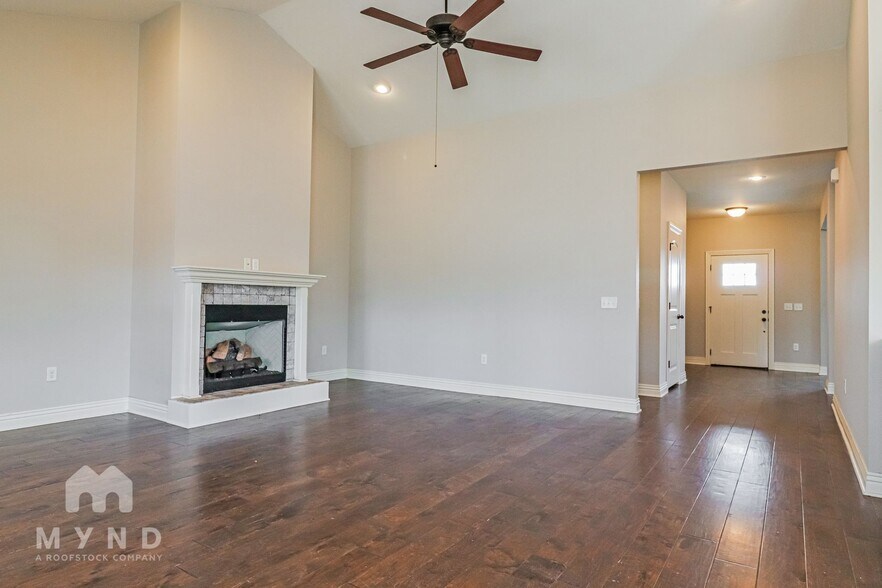 Building Photo - 610 Hawthorn Way