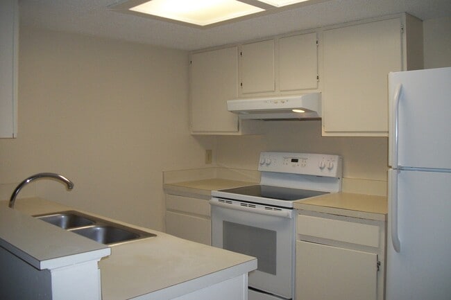 Building Photo - 2/2 Townhome Located Near NAS Jax