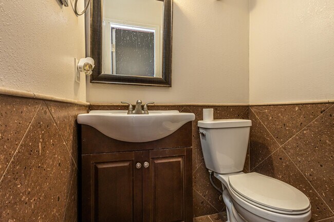 Building Photo - 527 Acacia St