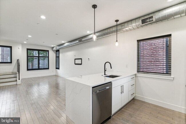 Building Photo - 2835 Edgemont St