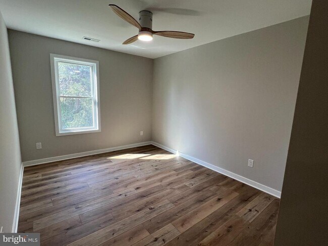 Building Photo - 350 W 11th St