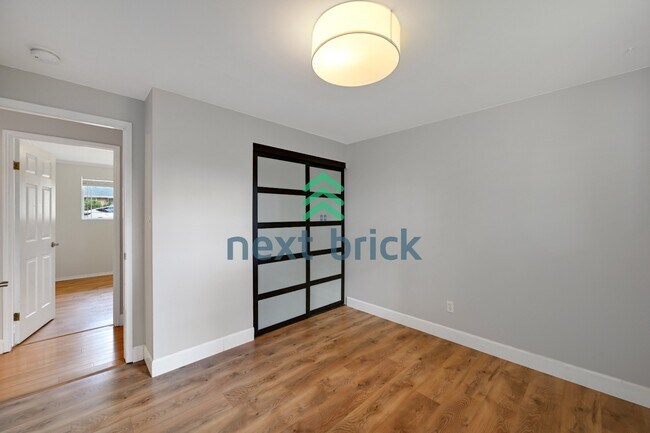 Building Photo - "Charming 3-Bedroom Bellevue Retreat: Cozy Comfort & Ideal Location!"