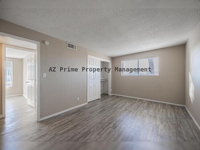 Building Photo - 2411 W Hazelwood St