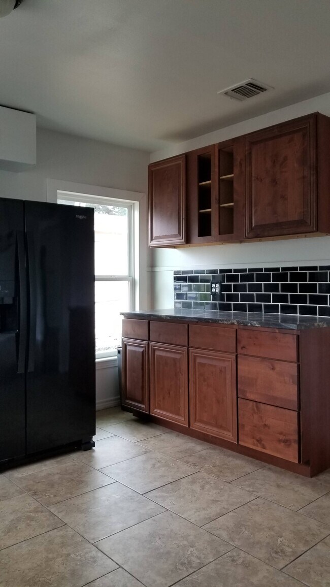 Building Photo - 420 Storeywood Dr