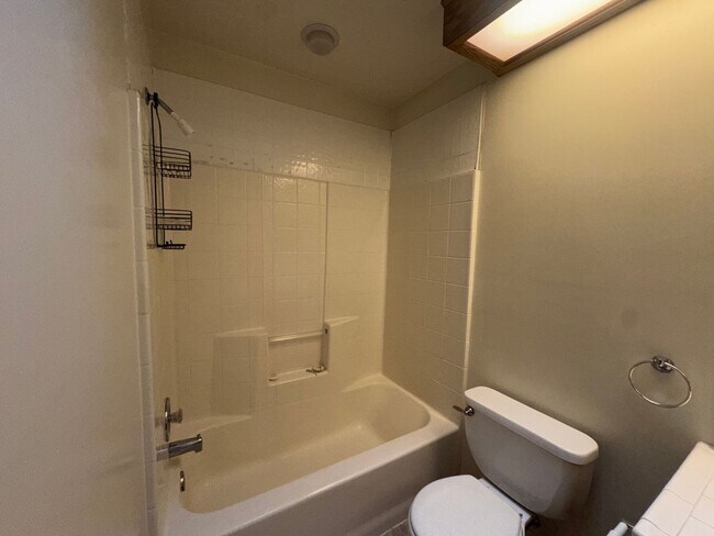 Building Photo - Charming cul-de-sac home!