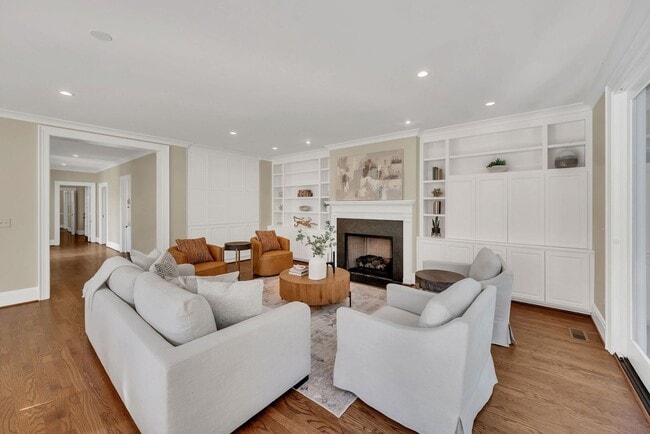 Building Photo - Luxury unfurnished 4BR/4.5BA Tudor in Belle Meade Links.