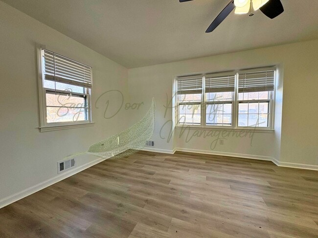 Building Photo - BEAUTIFULLY UPDATED 5 BED/ 3 BATH HOME WITH OVERSIZED GARAGE