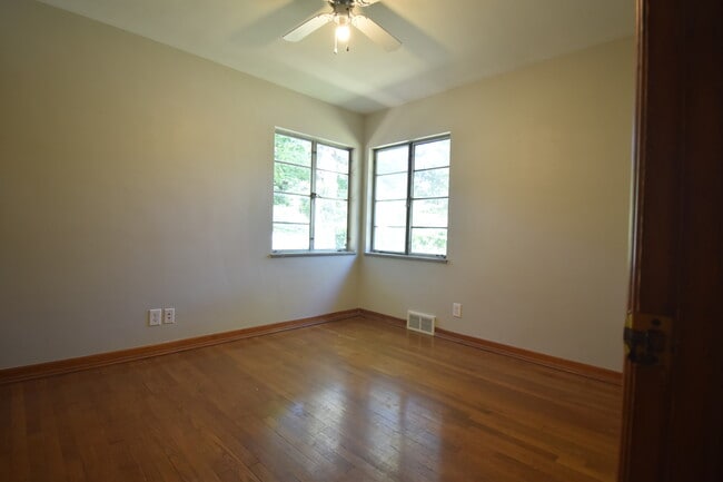 Building Photo - 814 S Eastside Dr