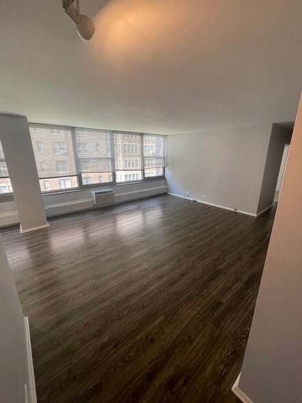 Living Room - 360 W Wellington Ave