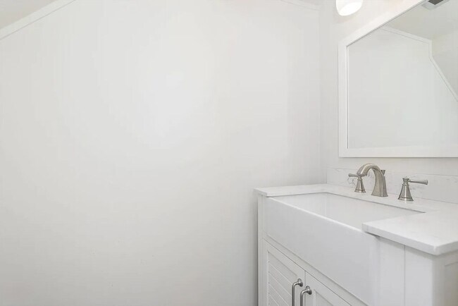 Building Photo - Renovated Duplex: Move-In Ready! 3 Bed, 1....