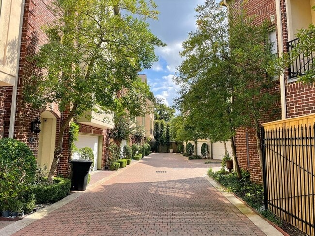 Building Photo - 1329 Hyde Park Blvd