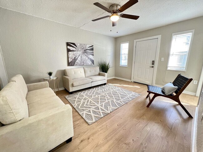 Building Photo - Renovated 2 Bedroom Jacksonville Heights D...