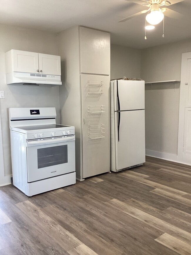 Building Photo - Gorgeous Newly Renovated 1 Bedroom Pets We...