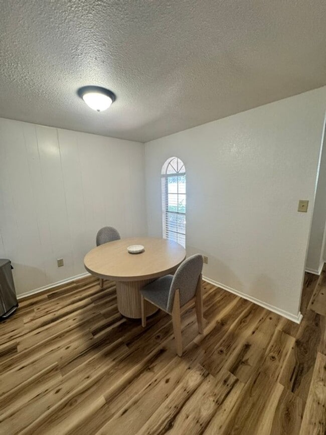 Building Photo - 937 Minter Ln