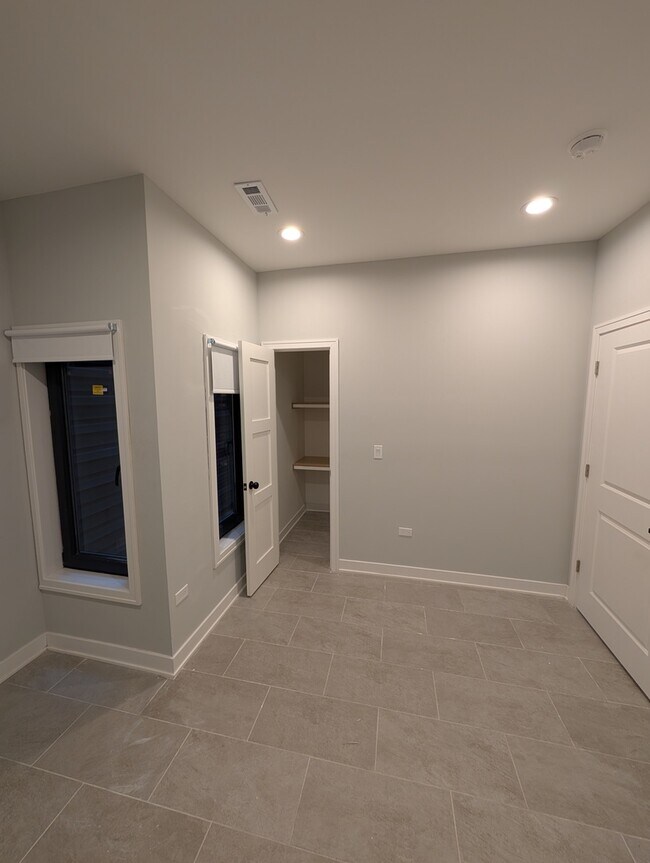 Building Photo - 5418 W Belmont Ave