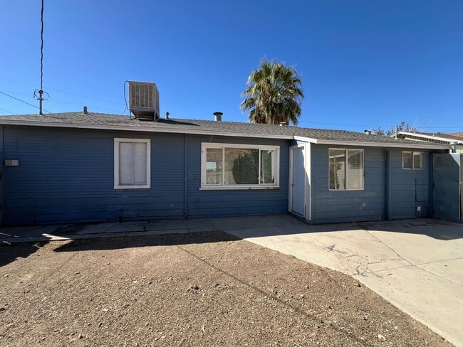 Building Photo - 3 Bedroom 1 bathroom House located near a Schools, Community Park and Public Swimming Pool.