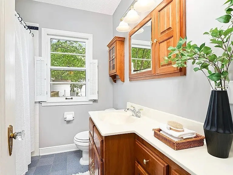 Building Photo - 4147 Yates Ave N