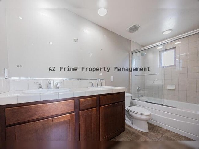 Building Photo - 563 W 6th St