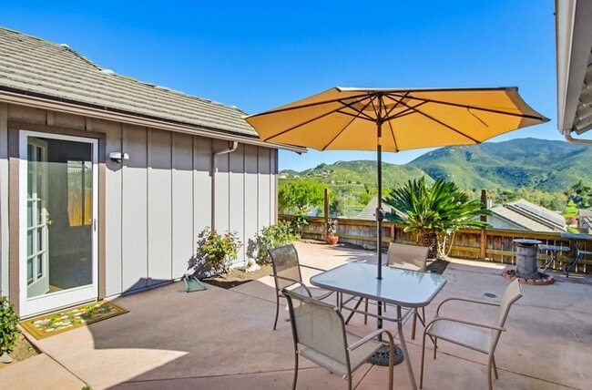 Building Photo - Beautifully Maintained 2 Bed / 2 Bath Home in Gated West Village Community