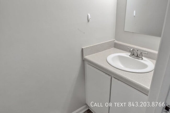 Building Photo - Break Lease ---- 8016 Thelen St-