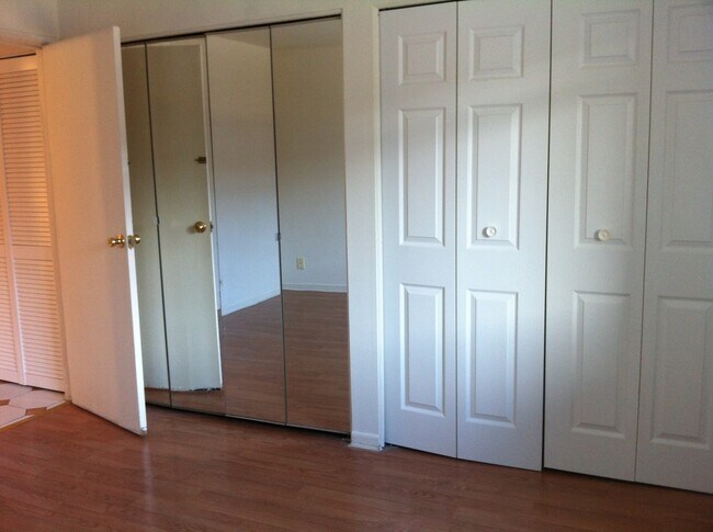 Building Photo - 9368 Bay Colony Dr