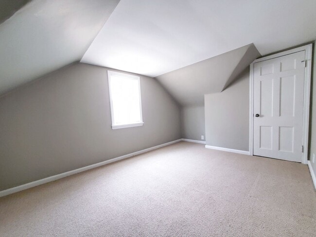 Building Photo - 4 Bed - 1 Bath Bungalow for Rent