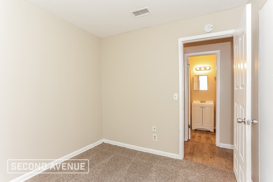 Building Photo - 5110 Dostie Dr S