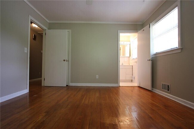 Building Photo - 2944 Piedmont Dr