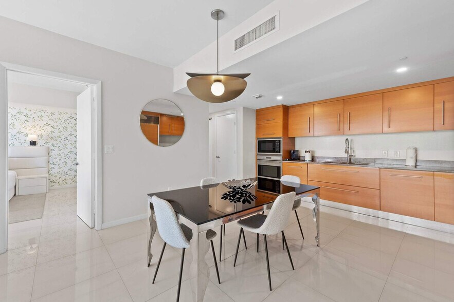 Building Photo - 485 Brickell Ave