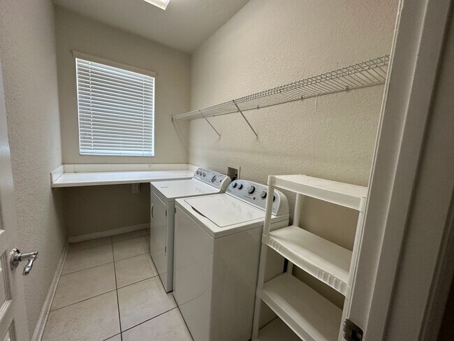 Building Photo - BEAUTIFUL SPACIOUS 3 BEDROOM 2  BATH SINGL...