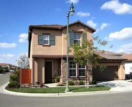 Building Photo - Charming 2 bedroom 2.5 Bathrooms located i...