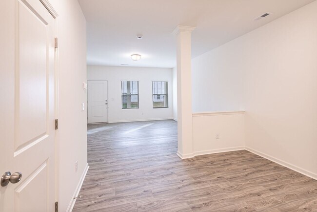 Building Photo - 465 Kinnerton Pl