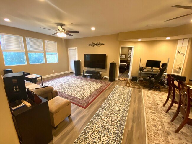 Building Photo - 1875 Baudouin Pl