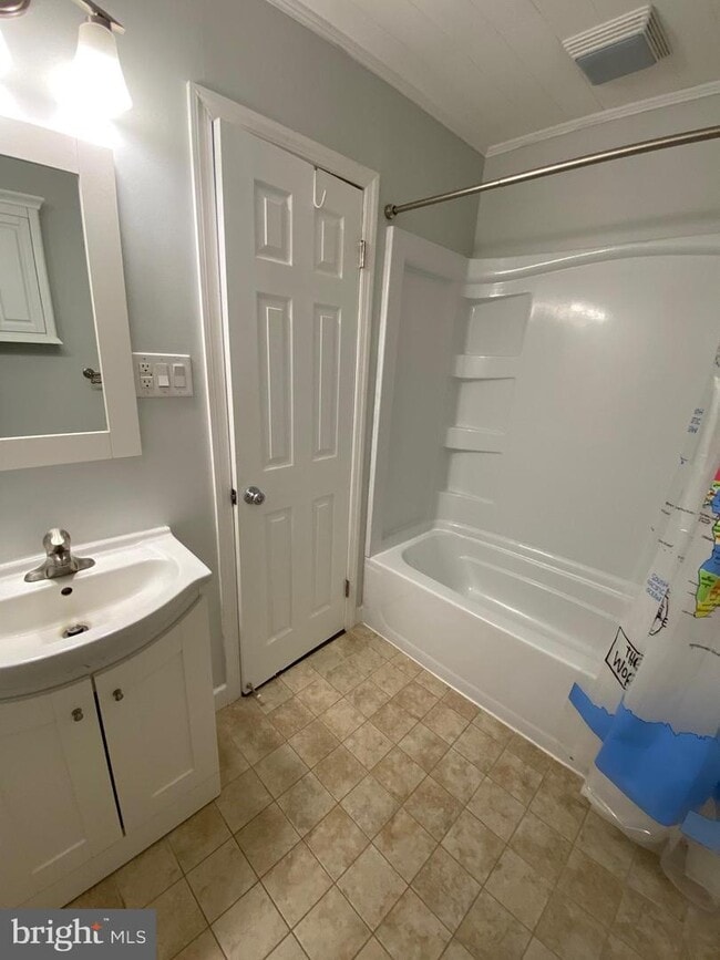 Building Photo - 45395 Woodlawn Dr