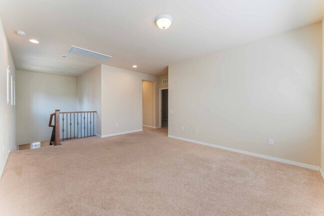 Building Photo - Spacious Modern Home!