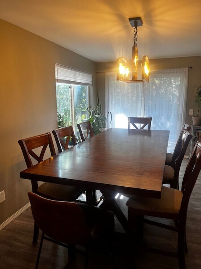 Building Photo - Single level home close to Mt View High School