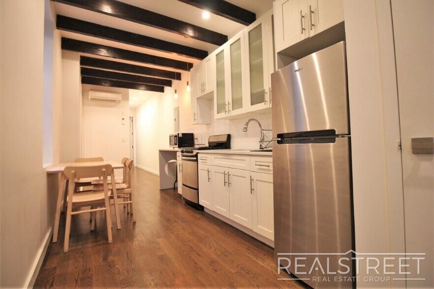 Building Photo - 4 Bed 2 Bath Duplex in BedStuy!