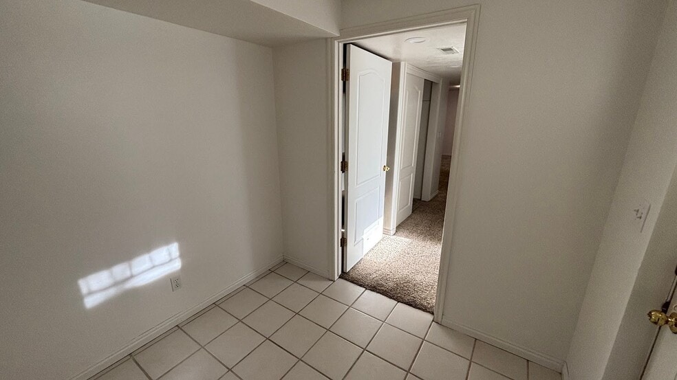 Building Photo - 873 Beckys Cove