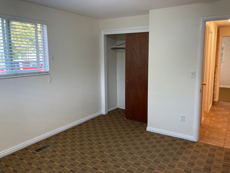 bedroom 2 - 922 S Lake St