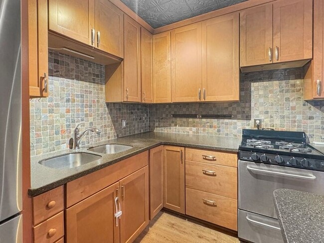 Building Photo - 127 E 47th St