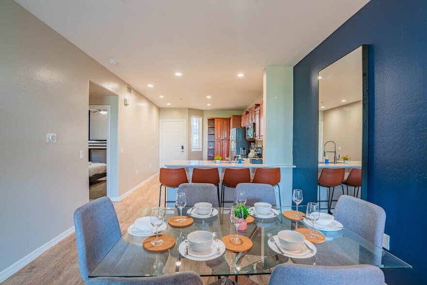 Building Photo - 1275 E University Dr