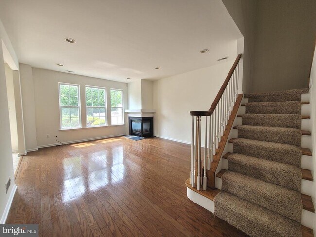 Building Photo - 35 Tudor Ct