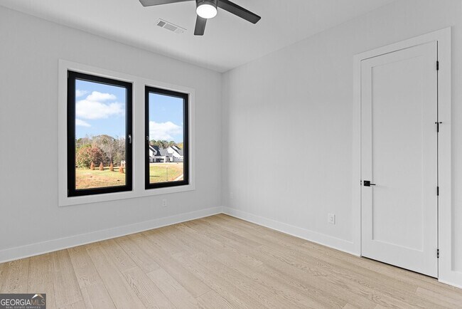 Building Photo - 555 Versailles Dr