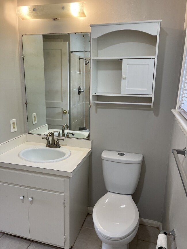 Building Photo - Charming 3-Bed Home with Hardwood Floors &...