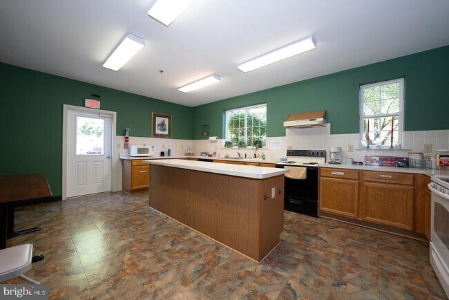 Building Photo - 335 Paoli Pointe Dr